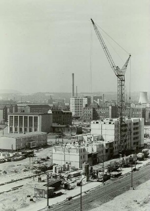 Dresden. Blick von einem Hochhaus an der Freiberger Straße nach Südwesten über die Wasser-Kunst-Springhalle und Baustellen an der Freiberger Straße zum Kühlturm des neuen E-Werkes