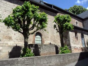 (Evangelische Kirche) - Langhaus über Traufseite Süd mit Obergaden und Seitenschiff Süd sowie Ansatz Westerweiterung in Übersicht