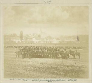 Offiziere des Regiments zu Pferde oder stehend während der Königsparade 1889 bei Berg