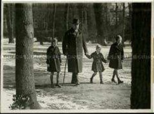 Paul von Hindenburg mit seinen Enkeln im Garten des Reichspräsidentenpalais
