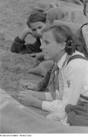 Mädchen auf der Wiese liegend