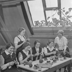 Werkfrauen beim Stricken