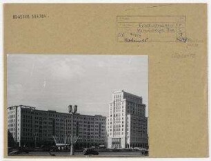 Straßenansicht. Berlin, Friedrichshain, Karl-Marx-Allee (vor 1961 Stalinallee)/ Strausberger Platz