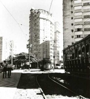 Santos, Brasilien. Straßenbild mit Straßenbahn