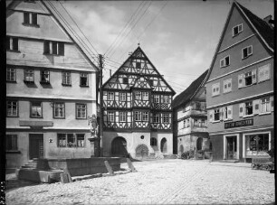 Neudenau Markplatz mit Marktbrunnen und Rathaus
