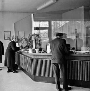 Banküberfall: Kreissparkasse Stormarn, Filiale Großhansdorf-Schmalenbeck: Schalterraum: Polizeimeister Martin Brennstuhl an Kassenschalter: Sparkassenkunden, 2. April 1965
