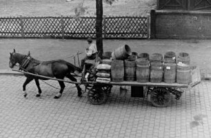 Dresden, Pferdefuhrwerk mit leeren Holzfässern