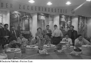 Fachbesucher am Messestand der Zuckerindustrie