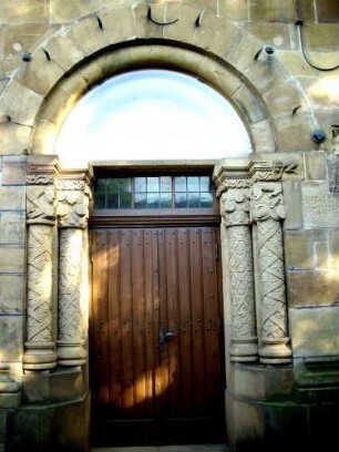 Hauptschiff Westseite - Portal in Übersicht