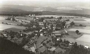 Kleinhennersdorf (Gohrisch-Kleinhennersdorf). Ortsteilansicht. Blick vom Kohlbornstein nach Nordwest