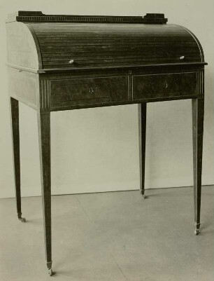 Damenschreibtisch (Rollbureau) : Damenschreibtisch (Rollbureau). Wurzelmaserholz, Wien, um 1800. Verwalter, Dresden, Kunstgewerbemuseum