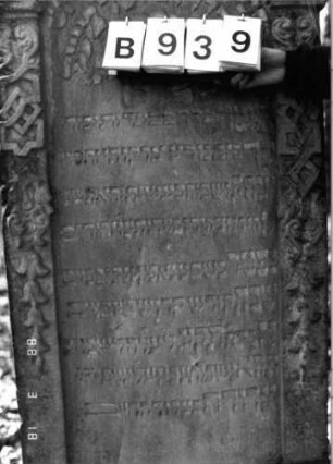 Grabstein 939 (Index: 99902474) Material: Sandstein Maße HxBxT: 200x78x17 cm Besonderheit: kulturhistorisch wertvoll / hist.-wiss. und künstl.-formale Gründe (Gemeindestellung): Grabstein 939B