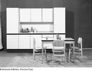 Anbauküche : Radeberg. Anbauküche (SU-Modell) und Eßtisch mit Stühlen (1972; Entwurfsbüro Möbelkombinat Deutsche Werkstätten Dresden-Hellerau (MKD), VEB Küchenmöbel Radeberg)