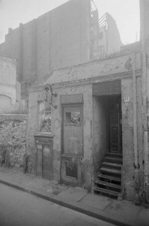 Hausruine mit Gedenktafel für den Schriftsteller Wilhelm Raabe in der Spreestraße 11 : Vorderansicht der Hausruine