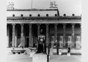 Blick auf die Skulptur "lesender Arbeiter" von Ludwig Engelhardt und anderen Skulpturen vor dem Hintergrund des Alten Museums