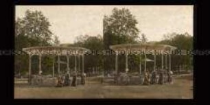 Besucher am Stahlbrunnen, Bad Schwalbach