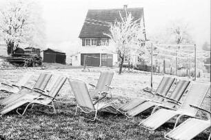 Kappel: Liegestühle im Raureif