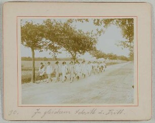 30 In gleichem Schritt und Tritt