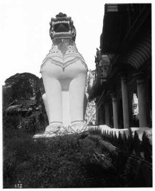 Rangun, Birma. Löwenstatue bei einer Pagode
