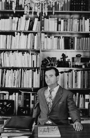 Werner Schmidt (Direktor des Kupferstich-Kabinetts der Staatlichen Kunstsammlungen Dresden) in seinem Arbeitszimmer, auf dem Schreibtisch der Katalog der gerade laufenden Ausstellung "Die Albertina und das Dresdner Kupferstich-Kabinett"
