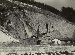Geisingberg, Basaltbruch mit Gebäuden
