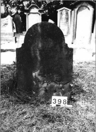 Grabstein 398 (Index: 99629899) Material: Sandstein Zustand: abgeblättert/Textverlust Maße HxBxT: 90x60x7 cm Beschreibung: Stele mit eingezogenem Rundbogenabschluß: Grabstein 398