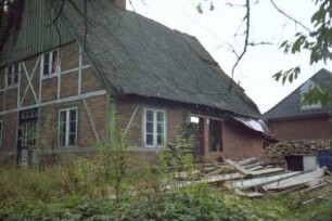 Trittauer Straße 43: Fachwerkkate mit Reetdach: bei Umbau: Giebelseite Wohntrakt: mit Eingangstür, Giebel mit Verbretterung: Traufseite: rechts Wirtschaftstrakt nach Auskernen