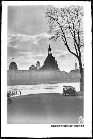 Dresden, Frauenkirche und Lipsiusbau, Blick vom Neustädter Elbufer