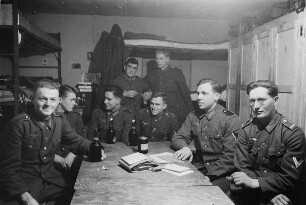 Zweiter Weltkrieg. Niederlande unter deutscher Besatzung. Angehörige der deutschen Wehrmacht in einer Unterkunft (wohl bei Den Haag)