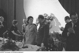 Alexej Archipowitsch Leonow (1934), Sowjetischer Kosmonaut, führte als 1. Kosmonaut während eines Raumfluges (1965) ein Ausstiegsmanöver aus. Nach diesem Raumflug Empfang in Dresden (seine Frau in seiner Begleitung), Oktober 1965