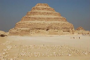 Kairo - Stufenpyramide von Sakkara : Stufenpyramide des Königs Djoser in Sakkara, dem ausgedehnten Gräberfeld der einstigen Hauptstadt Memphis, aufgenommen 2006 bei Kairo