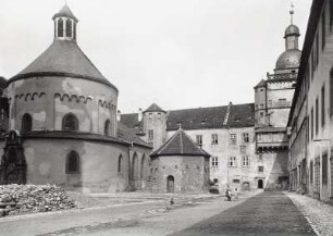 Würzburg, Festung Marienberg : Würzburg. Festung Marienberg. Burghof mit Marienkirche und Brunnenhaus gegen den Sonnenturm von Südwesten