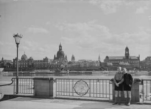 Dresden, Blick vom Neustädter Ufer oberhalb der Augustusbrücke über die Elbe zu Brühlscher Terrasse, Kunstakademie, Frauenkirche und Ständehaus