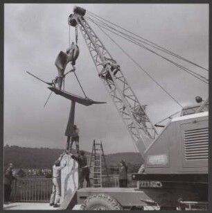 Aufstellung der Skulptur "Großer Fährmann" von Bernhard Heiliger an der Dieter-Roser-Brücke über dem Neckar in Esslingen