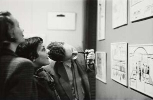 Besucher in der Saul Steinberg-Ausstellung, Betty Parson Gallery
