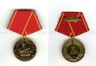 Medaille für treue Dienste in den Kampfgruppen der Arbeiterklasse in Gold (Sonderstufe), mit Etui