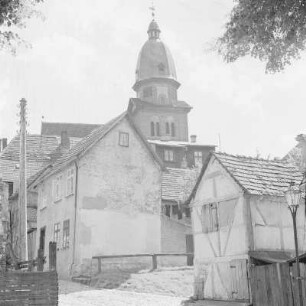Blick auf eine Uferstadt. : Pohlad na přibrjóžne město.