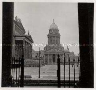 Berlin, Gendarmenmarkt, Blick vom zerstörten Deutschen Dom auf das Schauspielhaus und den Französischen Dom