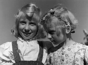 Kinderbilder. Doppelporträt zweier Mädchen