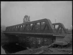 Bahnbrücke über Fluss, Baustelle (vermutl. östliche Donaubrücke in Sigmaringen)