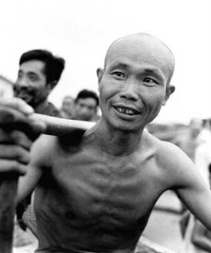 China. "Glatzkopf, lachend"