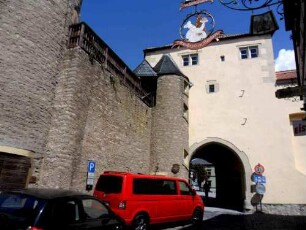 Stadtbefestigung - Stadttor (Faltertor) mit angrenzender Stadtmauer (mit erhaltenem Wehrgang) von Westen aus Stadt