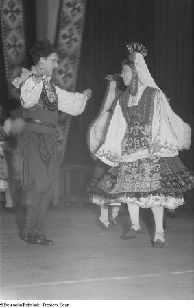 Tanzendes Paar eines bulgarischen Ensembles in Tracht