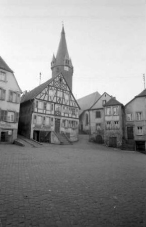 Ottweiler: Platz an der Stadtkirche, mit Fachwerkhaus