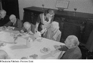 Ältere Menschen beim Kaffeetrinken
