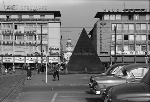 Karlsruhe: Pyramide und Geschäftshäuser