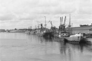 Kai : Schiffe liegen an der Hafenmauer von Mombasa vor Anker.
