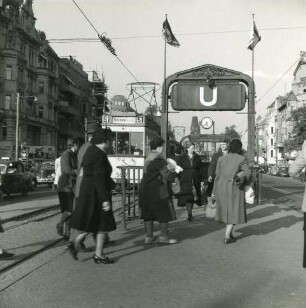 Berlin-Charlottenburg. Kurfürstendamm mit U-Bahn-Station. Blick gegen Kaiser-Wilhelm-Gedächtniskirche