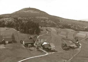 Tollenstein (heute Jiřetín pod Jedlovou-Rozhled). Blick von der Ruine Tollenstein nach Westen zum Tannenberg (779 m)