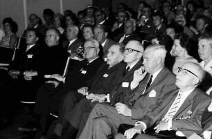17. Tagung 1967 Chemiker; Eröffnungsfeier: Sitzreihe: Oberbürgermeister Steurer, Kardinal König, nicht besetzter Platz, Harold C. Urey, Otto Hahn, Robert S. Mulliken, Lord Alexander Todd of Trumpington, Leopold Ruzicka